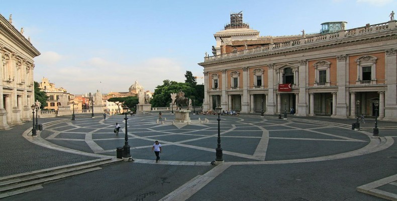 میدان کاپیتول رم طراحی شده توسط میکل‌آنژ از جاهای دیدنی رم