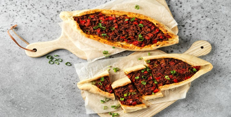 پیده ترکی با گوشت چرخ‌کرده و سبزیجات؛ غذای نانی محبوب در رستوران‌های ارزان استانبول