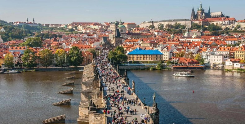 پل چارلز و رود ولتاوا، از معروفترین جاذبه های دیدنی پراگ