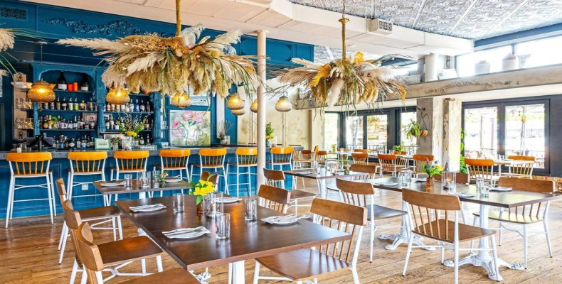 فضای داخلی رستوران پریمروز (Primrose) با دکور آبی و الهام از کافههای پاریس