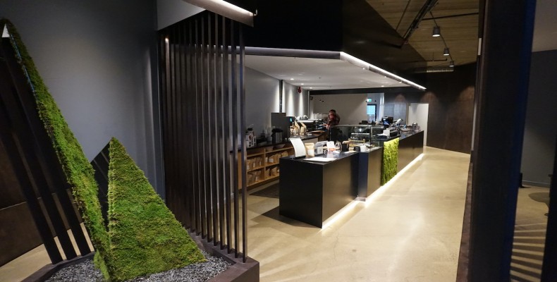 فضای مینیمال و دستگاه‌های روست قهوه در کافه پروتوتایپ ایست ونکوور