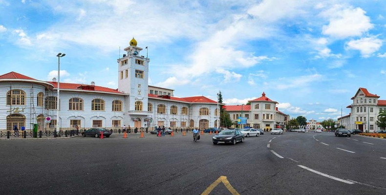 میدان تاریخی شهرداری رشت با معماری اروپایی و برج ساعت سفید