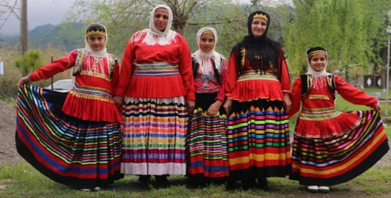 زنان و دختران رشتی در لباس محلی گیلانی با دامن‌های رنگارنگ و روسری سفید