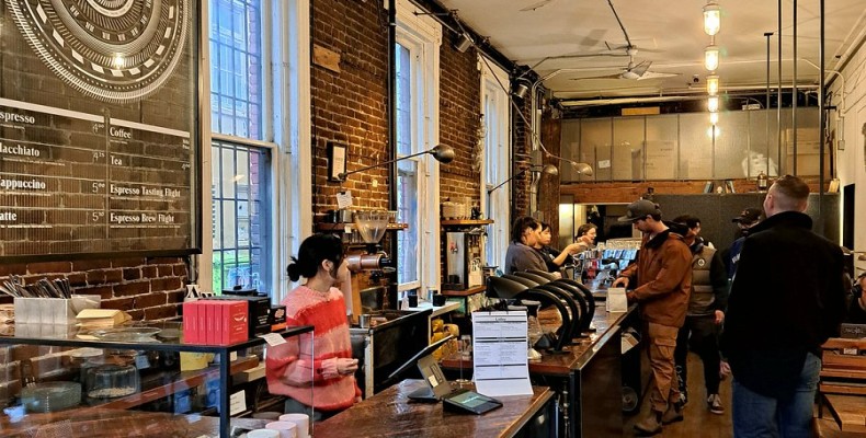 نمای بار چوبی و تجهیزات دم‌آوری قهوه در کافه رولور گستوون ونکوور