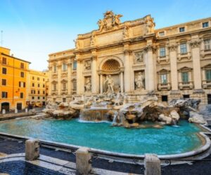 نمای شهر رم با گنبد کلیسای سنت پیتر و چشم‌انداز جاهای دیدنی رم در غروب