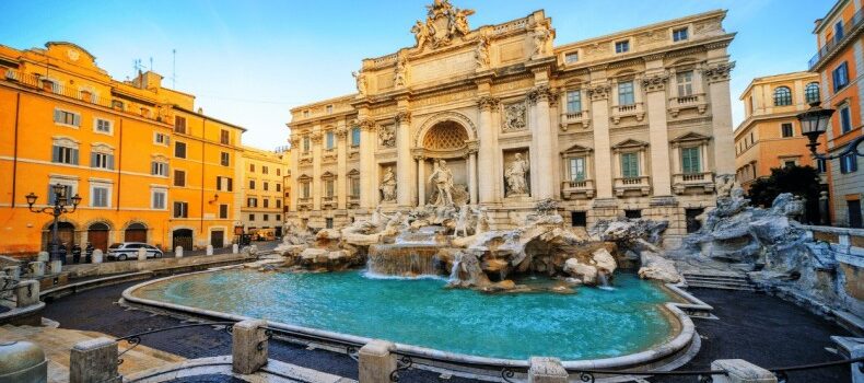 نمای شهر رم با گنبد کلیسای سنت پیتر و چشم‌انداز جاهای دیدنی رم در غروب