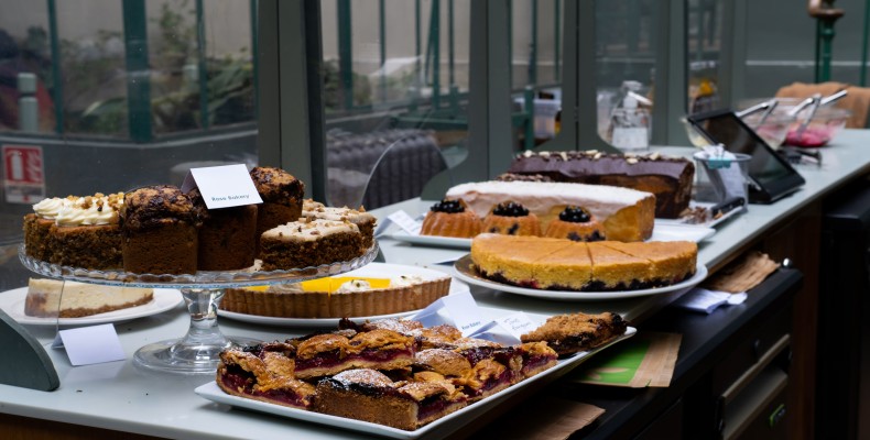 کیکها و دسرهای خانگی در Rose Bakery از بهترین رستوران های گیاهی پاریس