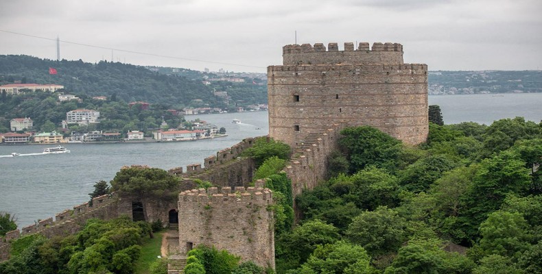 برج‌ها و دیوارهای سنگی قلعه روملی حصار در استانبول