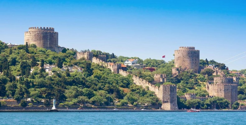 نمای قلعه روملی حصار استانبول در فصل بهار با مناظر بسفر