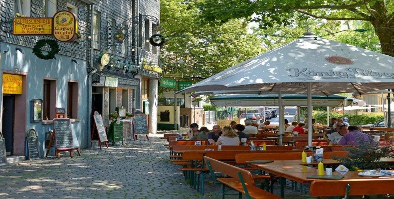 محله زاکسنهاوزن فرانکفورت؛ کافهها و رستورانهای محلی در فضای باز