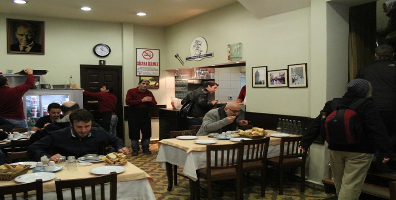 فضای داخلی رستوران شاهین لوکانتاسی استانبول؛ یکی از ارزان‌ترین رستوران‌های محلی شهر