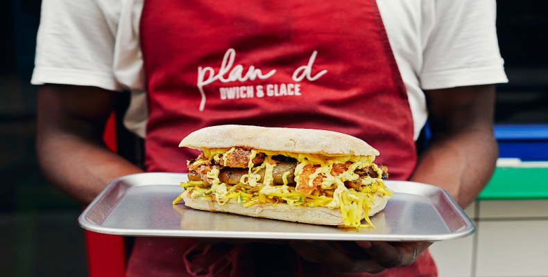 ساندویچ خیابانی پاریس با نان ترد و سبزیجات؛ غذای خیابانی معروف فرانسه