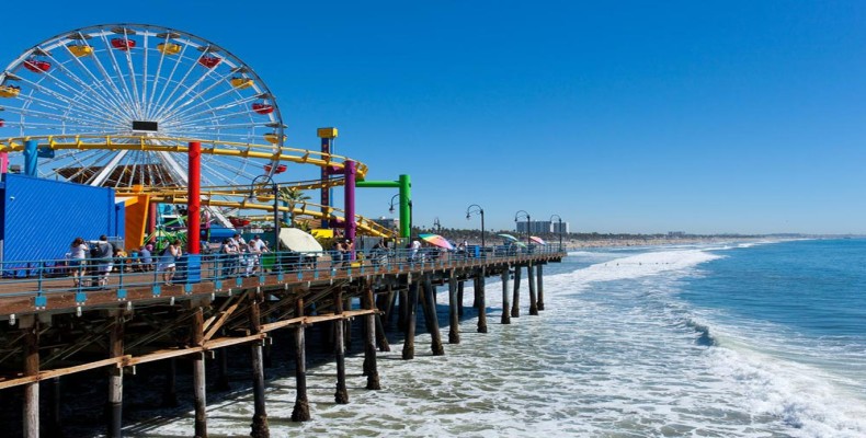 ساحل سانتا مونیکا لس آنجلس و اسکله معروف با چرخوفلک رنگی