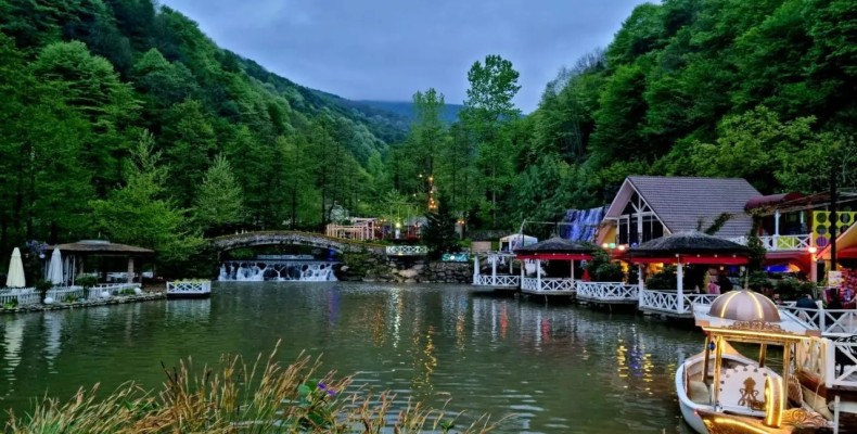 دریاچه و طبیعت سبز سابانجا