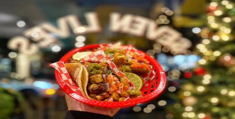 تاکوهای مکزیکی تازه در Seven Lives تورنتو با سالسای رنگی و لیموی تازه