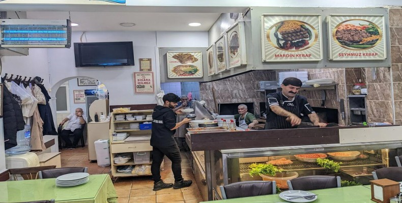 نمای داخلی رستوران شیهموز کباب سالونو در محله فاتح استانبول؛ کبابی محلی و مقرون‌به‌صرفه