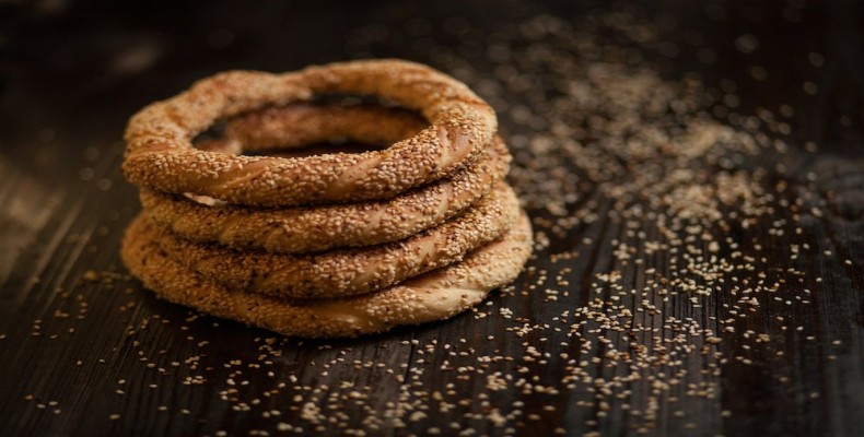 سیمیت ترکی؛ نان گرد کنجدی و میان‌وعده محبوب در خیابان‌های استانبول