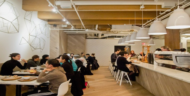 کافه اسمال ویکتوری یالتاون ونکوور با vitrine شیرینی و نان تازه