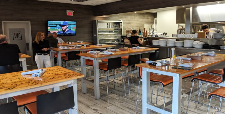 سالن مدرن رستوران Speducci Mercatto تورنتو با میزهای چوبی و فضای خانوادگی