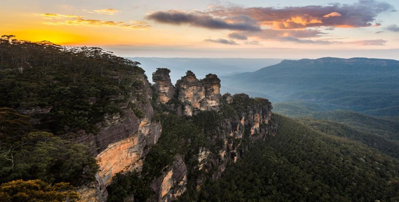 منظره کوه‌ های آبی سیدنی – صخره‌های سه خواهر و طبیعت بکر استرالیا در غروب آفتاب