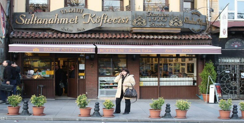 نمای اصلی رستوران تاریخی سلطان احمد کوفتهجی از معروفترین رستوران های قدیمی استانبول