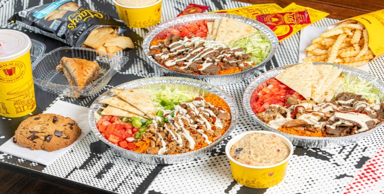 بشقاب مرغ و گوشت روی برنج The Halal Guys از معروفترین غذا های خیابانی نیویورک در Midtown