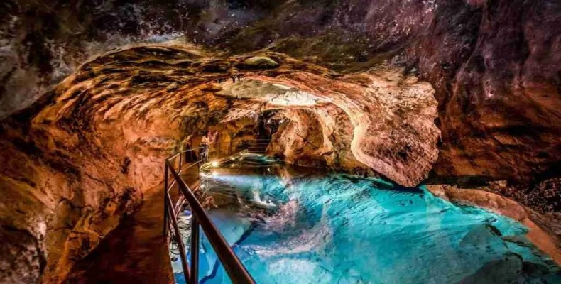 غار و تونل طبیعی در کوه‌ های آبی سیدنی – مسیر ماجراجویانه در دل سنگ‌های آهکی