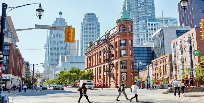 خیابان‌های مرکزی تورنتو با ساختمان‌های تاریخی و مدرن | تورنتو کانادا