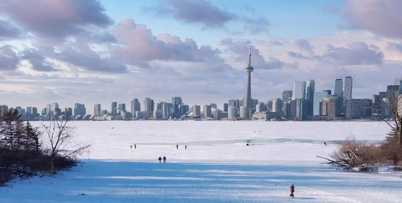 نمای زمستانی تورنتو و دریاچه انتاریو یخ‌زده | بهترین زمان سفر به تورنتو در زمستان"