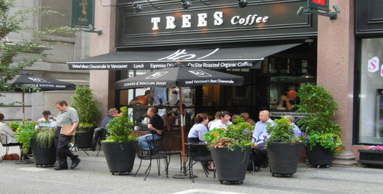 نمای بیرونی کافه تریز ارگانیک ونکوور با vitrine شیرینی و چیزکیک‌های معروف