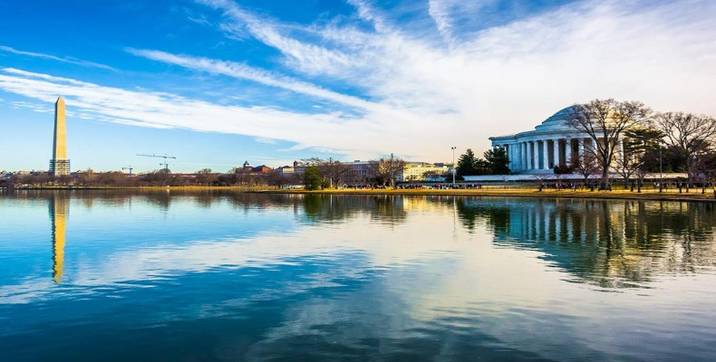 نمای National Mall و بنای یادبود واشنگتن در پاییز با آبوهوای معتدل