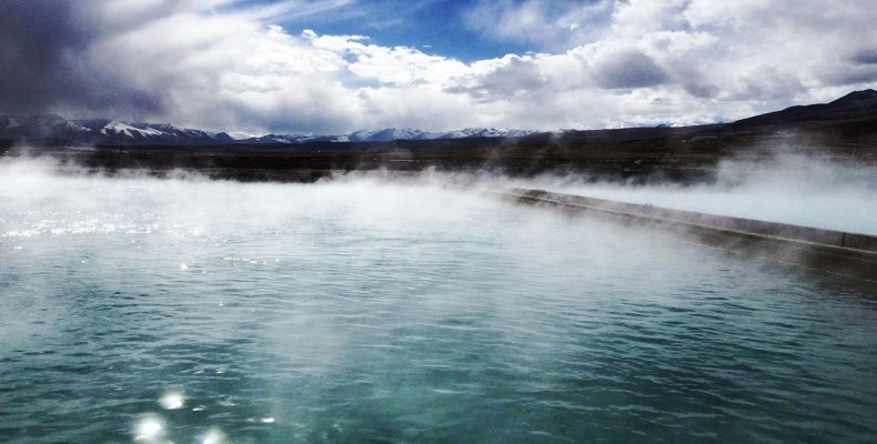 چشمه آب گرم یانگباجاین تبت در دل کوه‌های هیمالیا از داغ ترین چشمه های جهان