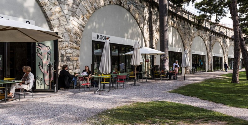 منطقه زوریخ وست با کافه‌ها و مغازه‌های زیر طاق‌های سنگی – Zürich-West