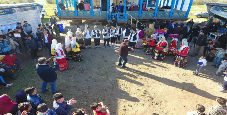 آیین سنتی عروس گوله در رشت با لباس‌های رنگارنگ و نقاب‌های محلی