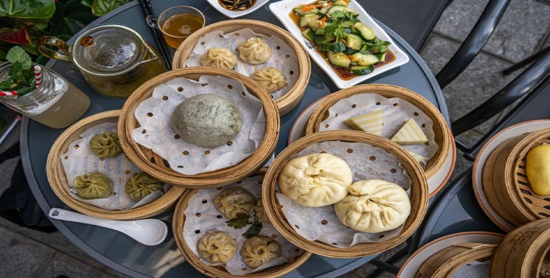 دیم سام در سبدهای بامبو در محله چینیهای پاریس؛ ترکیب محبوب در بین غذاهای خیابانی پاریس