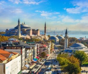 منظره هوایی استانبول با تنگه بسفر و ایاصوفیه برای معرفی شهرهای نزدیک به استانبول
