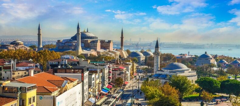 منظره هوایی استانبول با تنگه بسفر و ایاصوفیه برای معرفی شهرهای نزدیک به استانبول