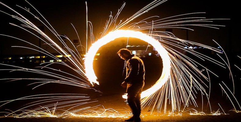 مراسم چهارشنبه‌سوری در رشت با آتش‌بازی و آیین‌های شب پایان سال