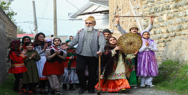 نوروزخوانی در رشت، آیین سنتی پیش از عید نوروز با لباس محلی و شعرخوانی