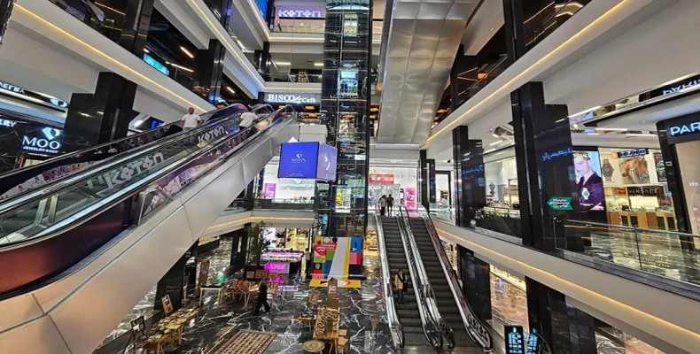 فضای داخلی شیراز مال و امکانات و فروشگاه های آن