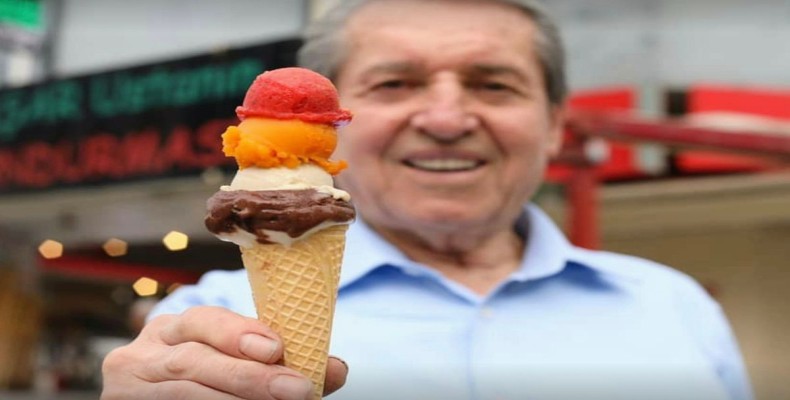 بستنی قیفی رنگارنگ یاشار اوستا در استانبول