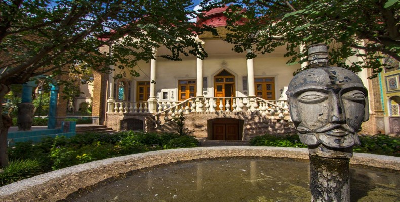 باغ موزه مقدم تهران در بهار با حوض و معماری قاجاری