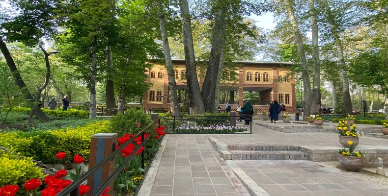 بوستان باغ ایرانی تهران در بهار با معماری سنتی و گلهای بهاری