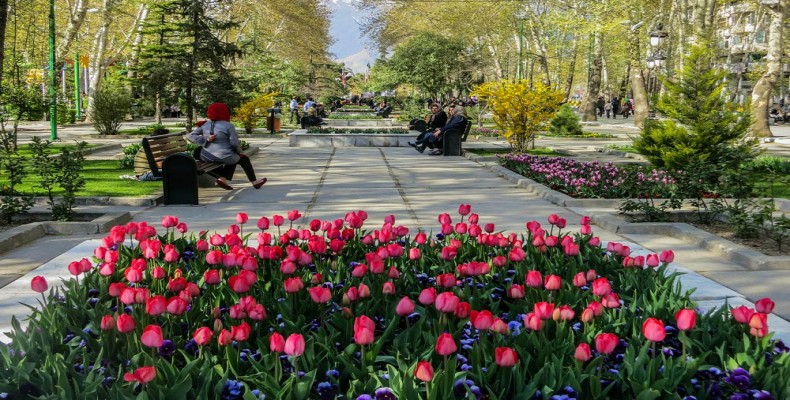 بوستان ملت تهران در بهار با گلهای لاله و فضای سبز