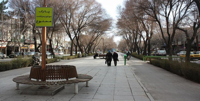 خیابان چهارباغ اصفهان با درختان چنار و مسیر پیاده‌روی تاریخی در مرکز شهر