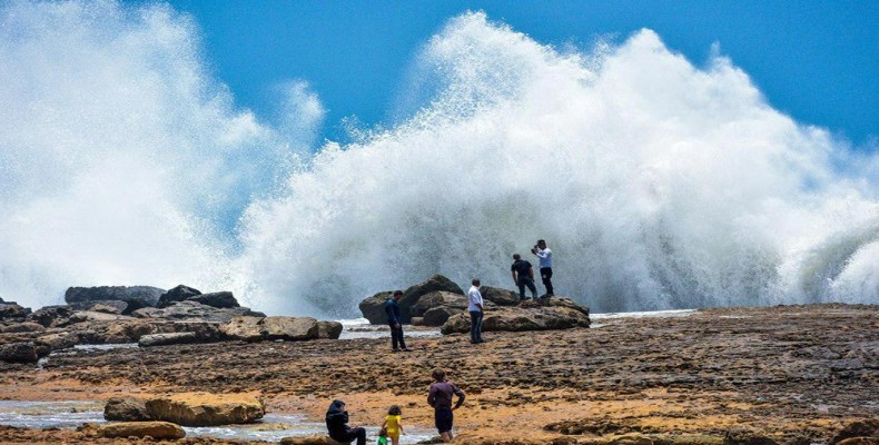 فوارههای طبیعی ساحل صخرهای چابهار در برخورد امواج دریا