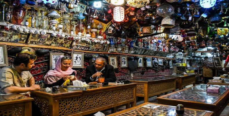 مشتریان در فضای سنتی قهوهخانه چاه حاج میرزا