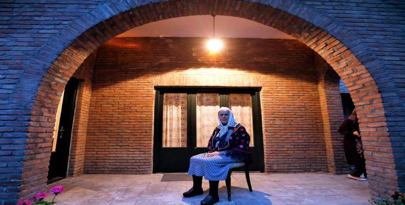 سیمین دانشور در ایوان خانه شخصیاش در موزه خانه سیمین و جلال