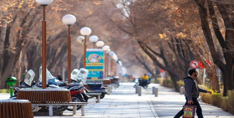 پیاده‌راه سنگ‌فرش چهارباغ عباسی اصفهان با چراغ‌های شهری و فضای گردشگری