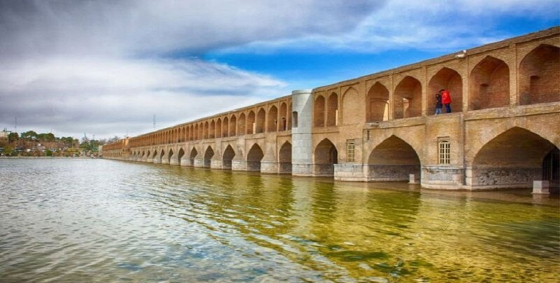 سی‌وسه‌پل تاریخی اصفهان بر فراز زاینده‌رود، نماد دیدنی چهارباغ بالا